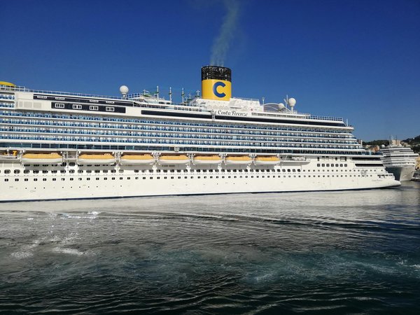 How can visitors find low-cost tickets to the Edinburgh Military Tattoo?